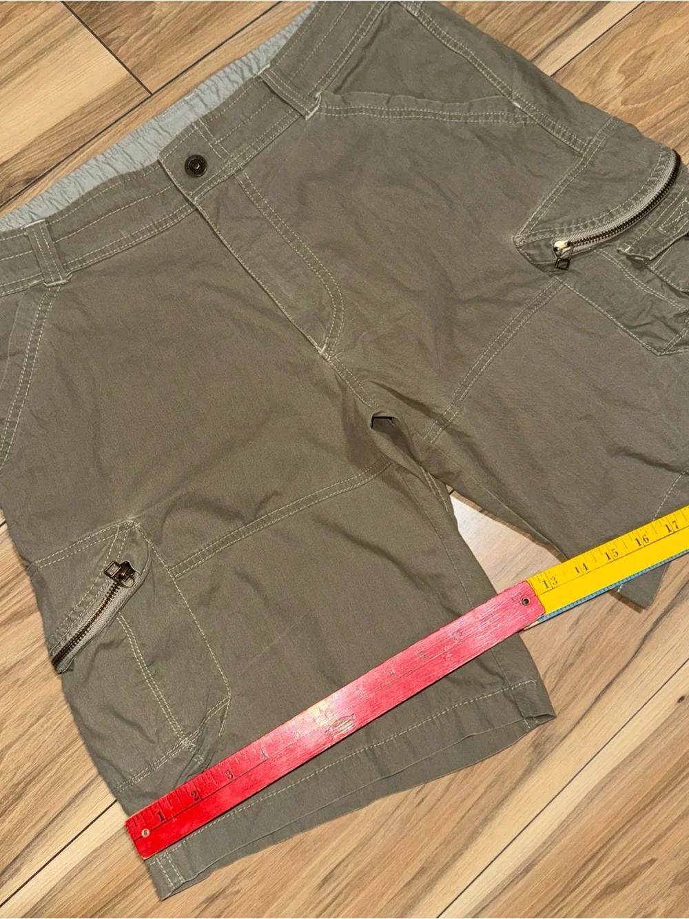 Kuhl Renegade Shorts sz. 36 Beige Khaki Cargo Hiking Outdoors Utility zip pocket